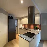 Stylish 2br With Patio And Smart Tv - 10 Min To Bryggen شقة *