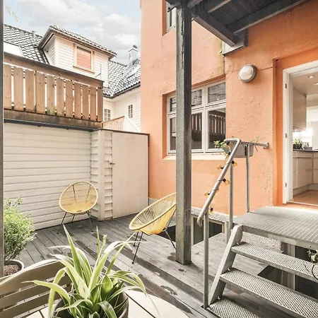Stylish 2br With Patio And Smart Tv - 10 Min To Bryggen شقة